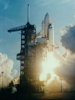 NASA Foto ID: S81-30499 (STS-1 Columbia beim Start)