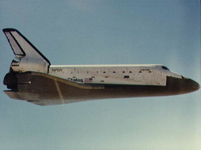 NASA Foto ID: S81-30845 (STS-1: Columbia im Landegleitflug)