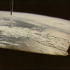 NASA ID: STS001-08-222 (Ein Teil vom Land und Wolken über dem offenen Meer)